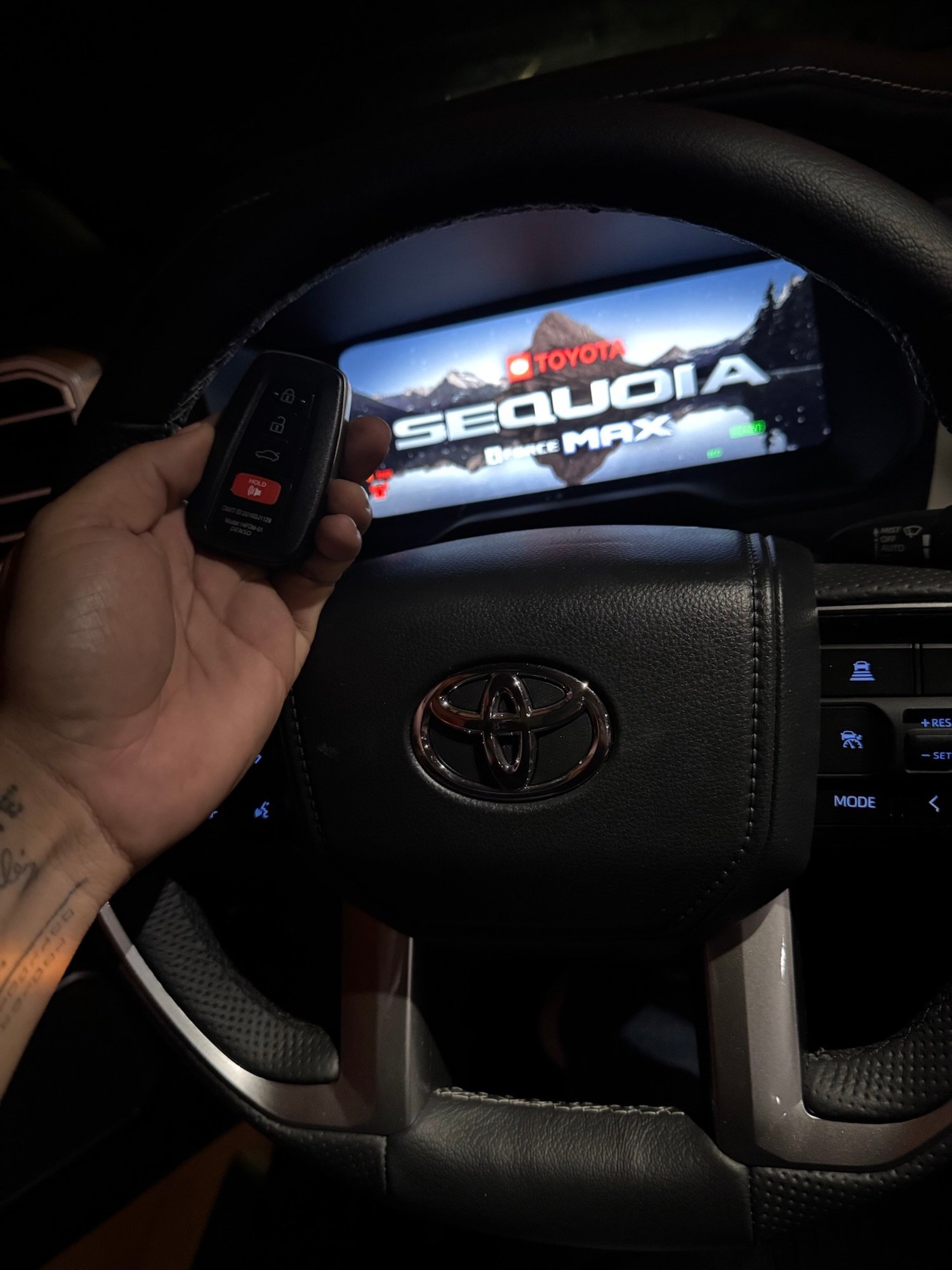 Cerrajería especializada en llaves para carro en Roldanillo: Programación de llaves para Toyota Sequoia 2024
