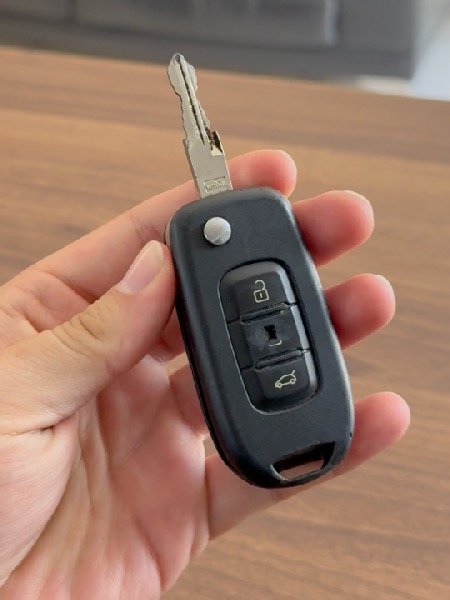 Llave Renault Sandero Stepway con botonera rota y deteriorada en Armenia