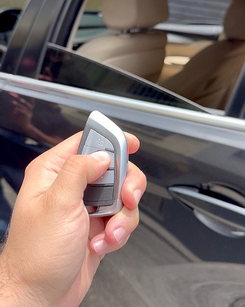 Prueba de función de confort y apertura de ventanas desde el control en BMW X6 por cerrajería DigitalKeys